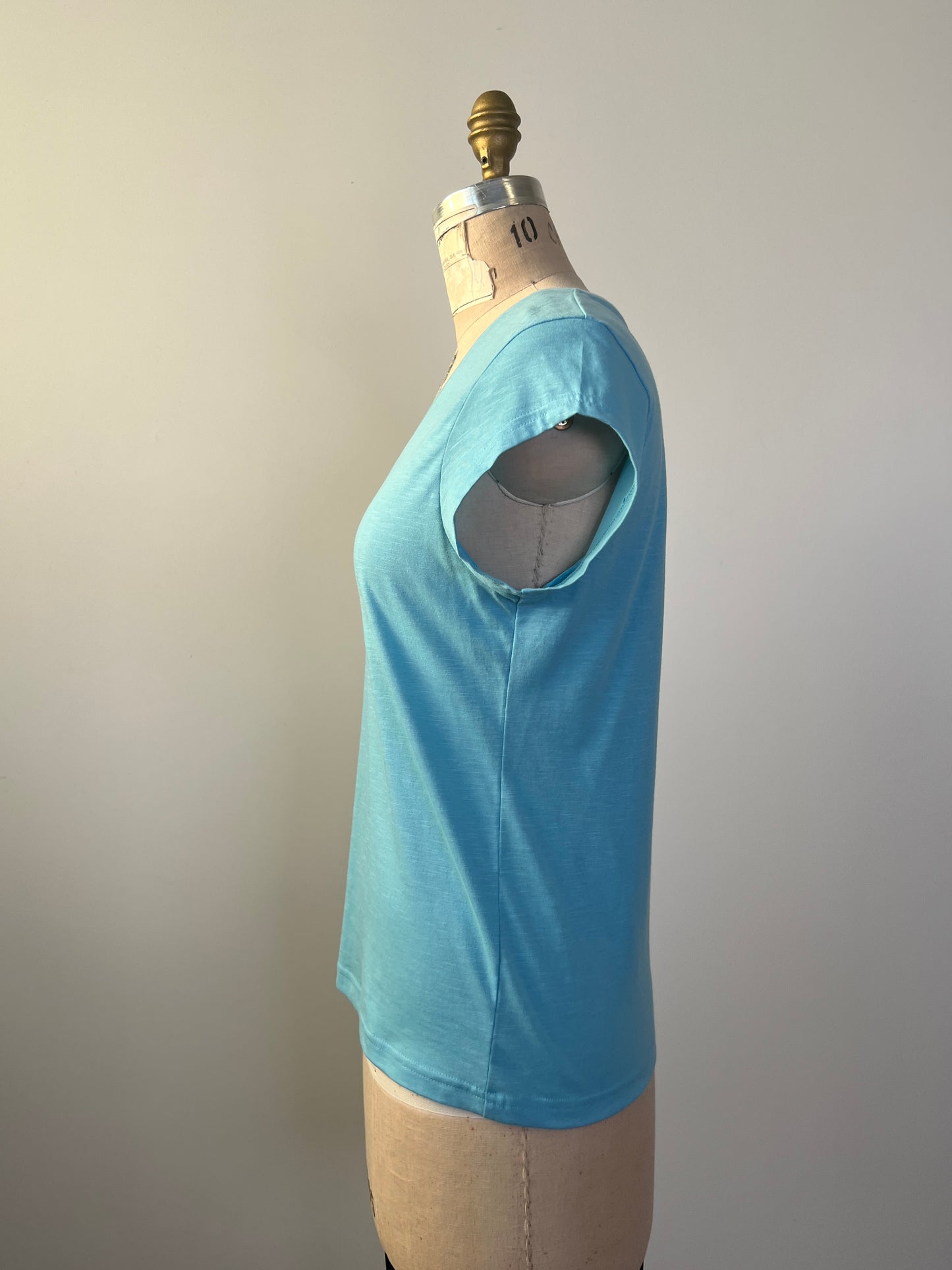T-shirt à col V en tissage tramé bleu (S)