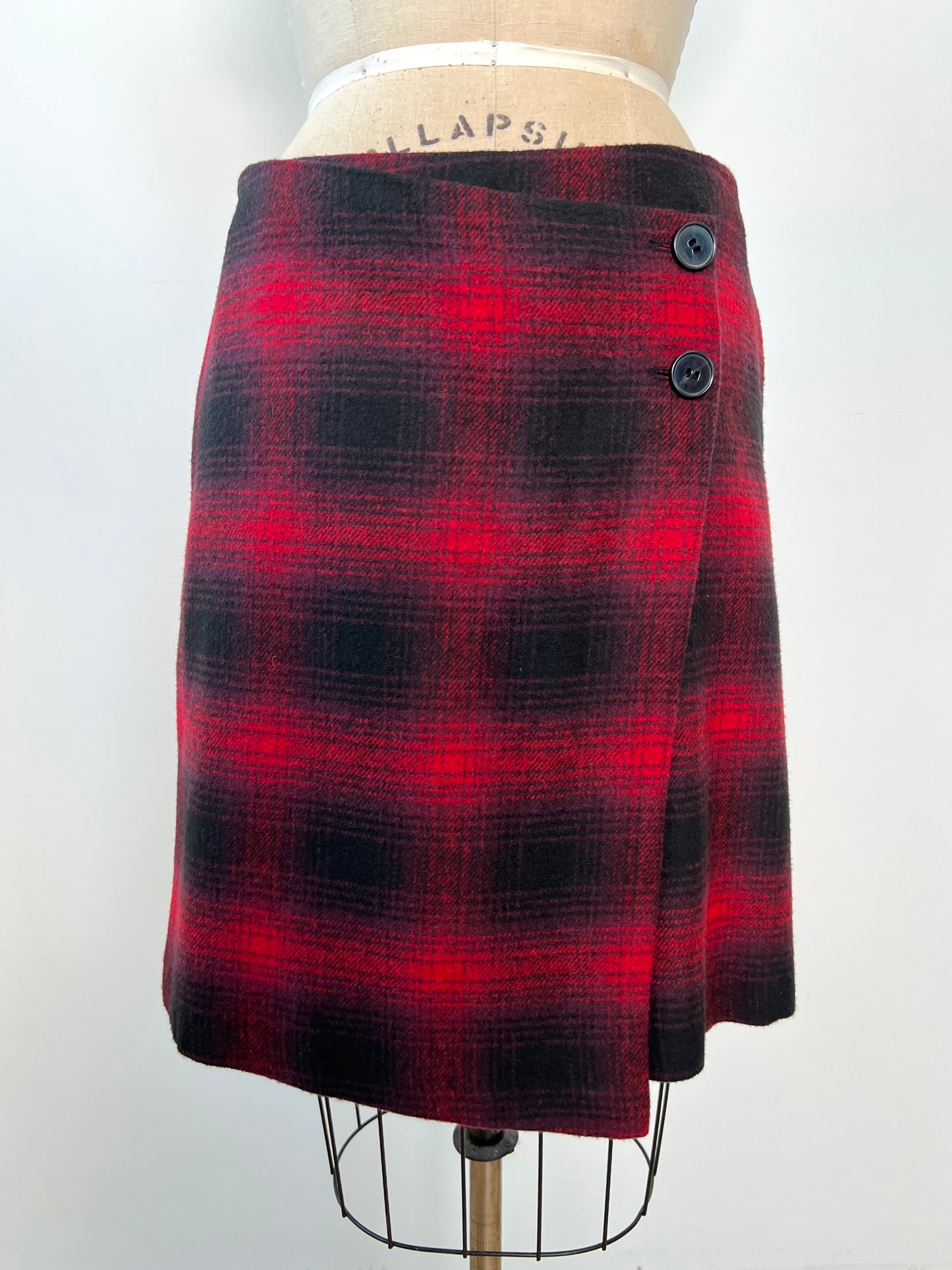 Jupe portefeuille en tricot à carreaux rouge et noir (8)