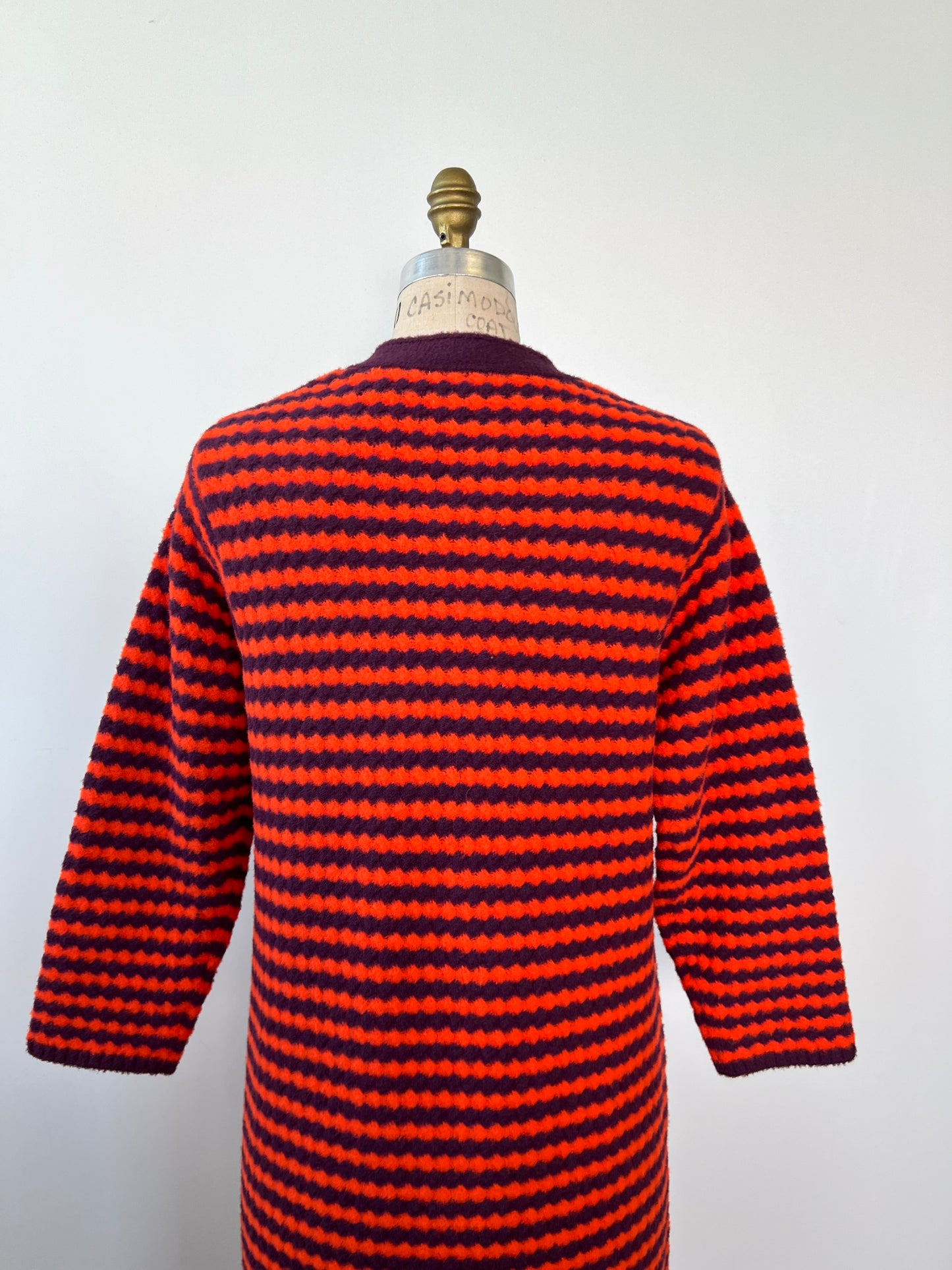 Veste en tricot violet à ondulations orange (S)