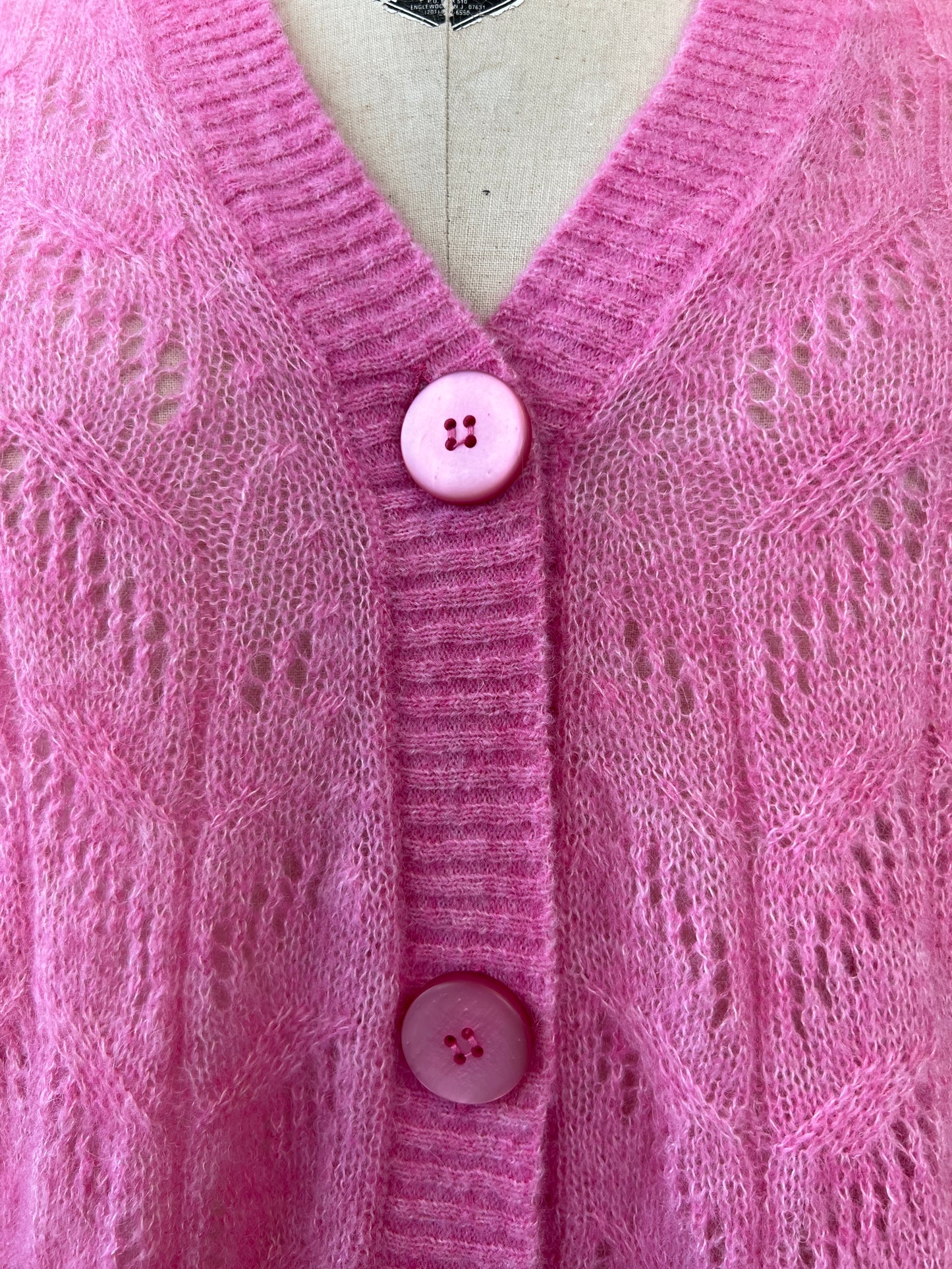 Cardigan en tricot torsadé et ajouré rose bonbon (S)