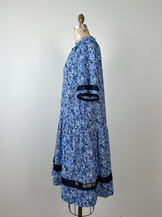 Robe évasée florale exotique bleue à broderies (6)