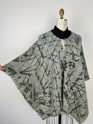 Poncho à col montant en tricot vert de gris à jacquard noir (TU)