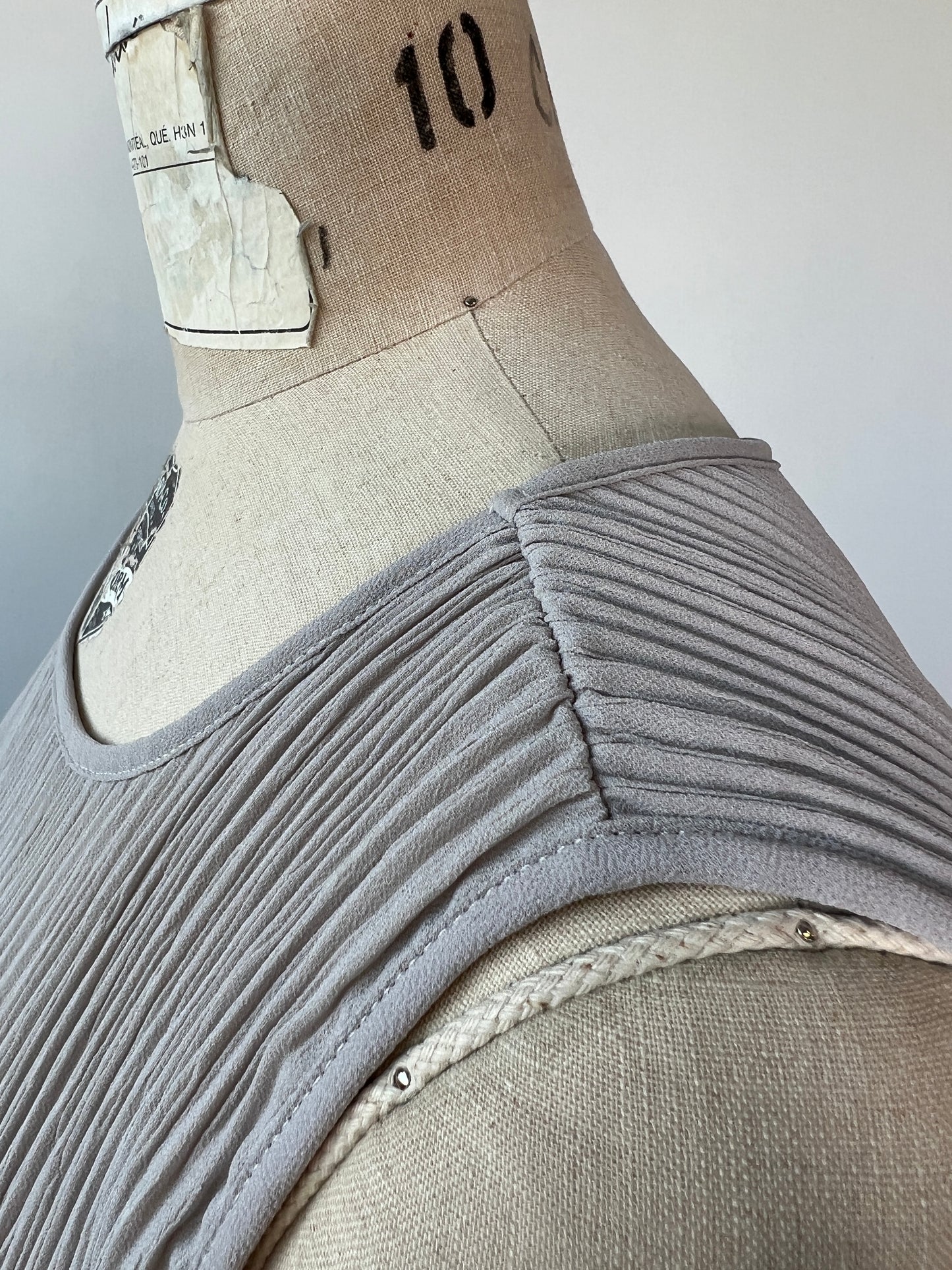 Top gris perle à texture plissée / gaufrée (M+L)