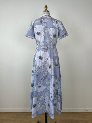 Robe florale blanche à rayures bleues (6)