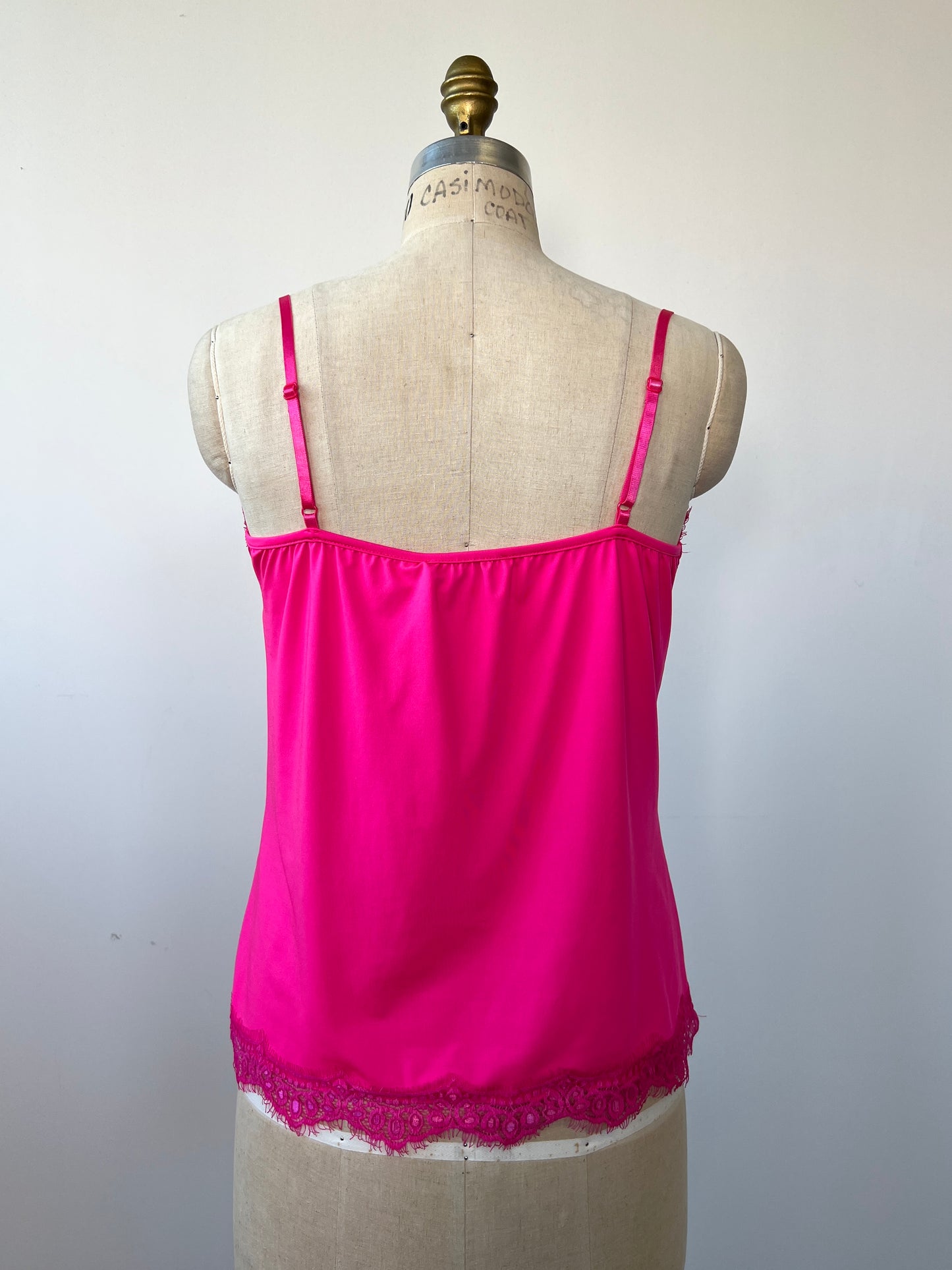 Camisole rose à finitions de dentelles assorties (plusieurs couleurs!)