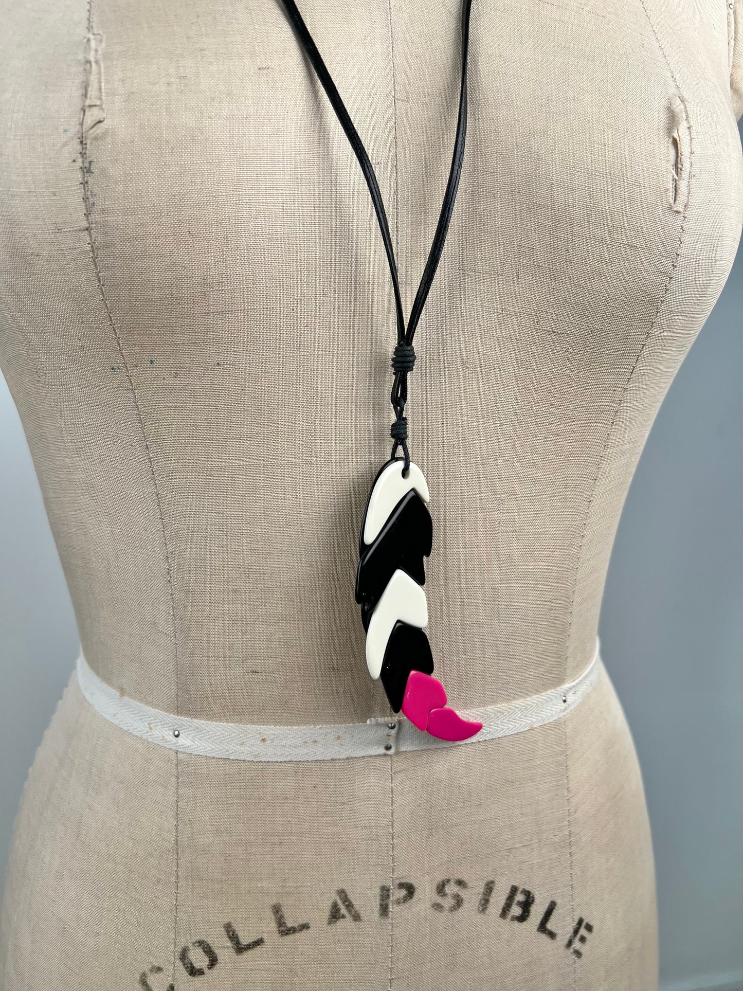 Collier à pendentif plume noir blanc rose