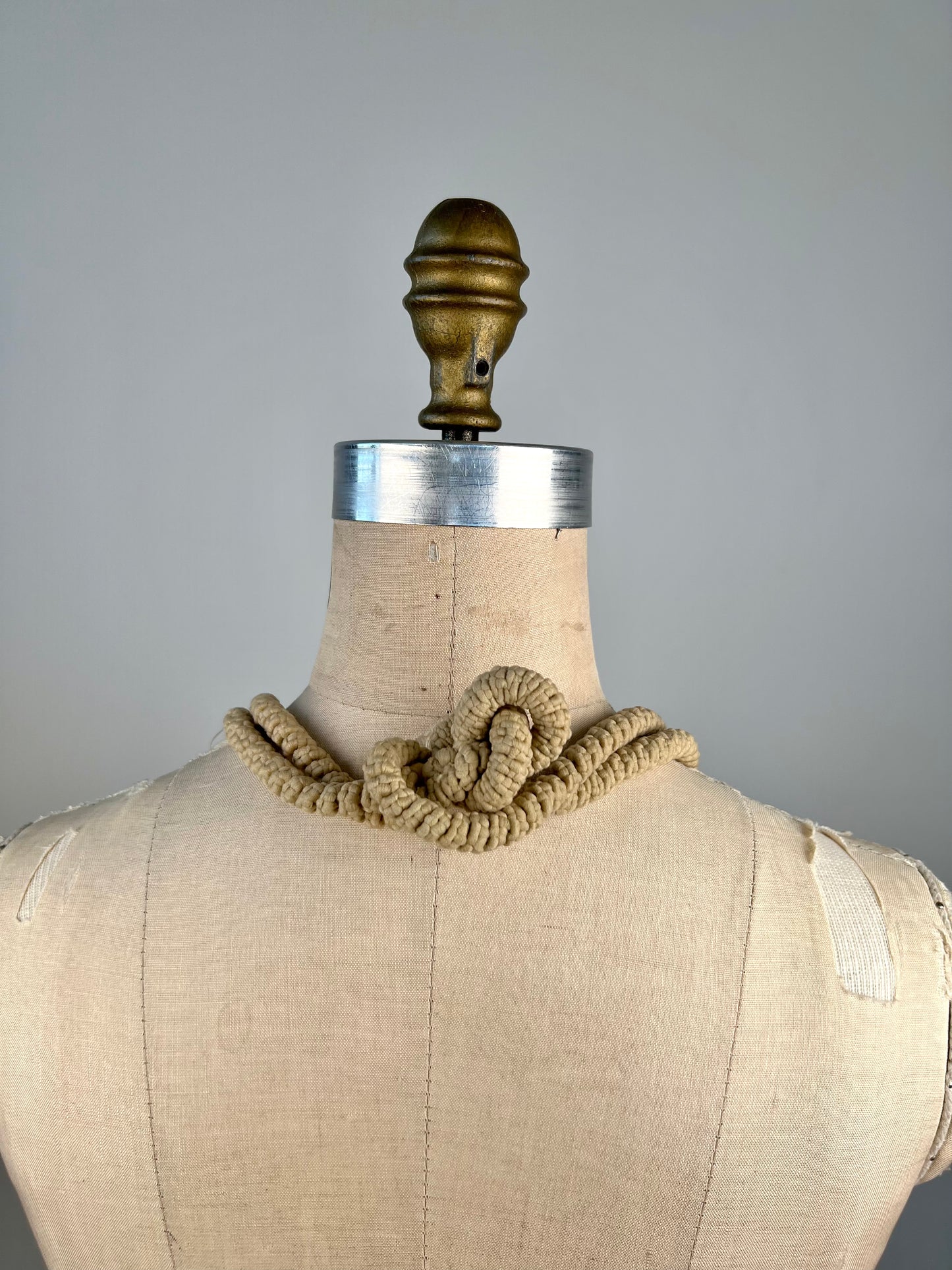 Collier corde à noeuds décoratifs