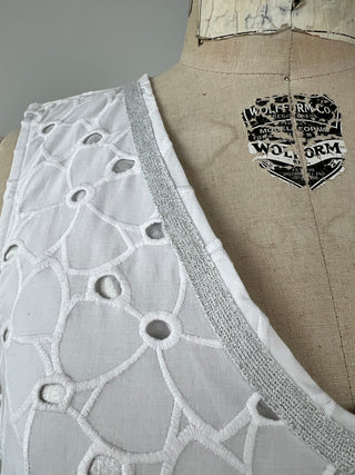 Robe en broderie anglaise blanche à claire-voies argent (6+10)