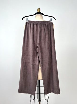 Pantalon mou chic écourté en faux suède chocolat (2 et 6)