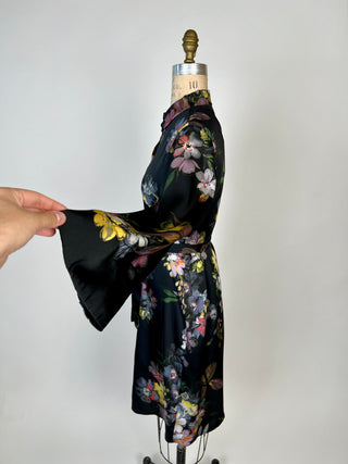 Robe en satin noir floral à manches kimono (4-10-12)