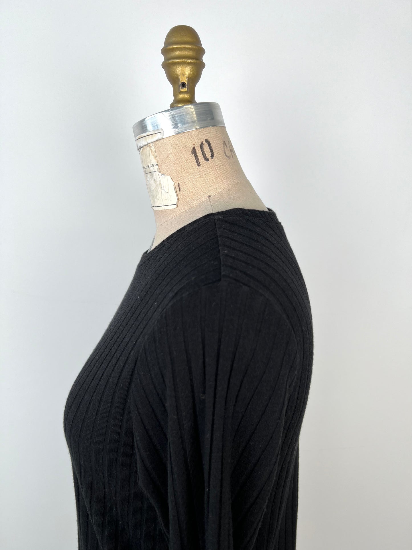 Chandail en tricot noir à manches bouclées (XS/S)