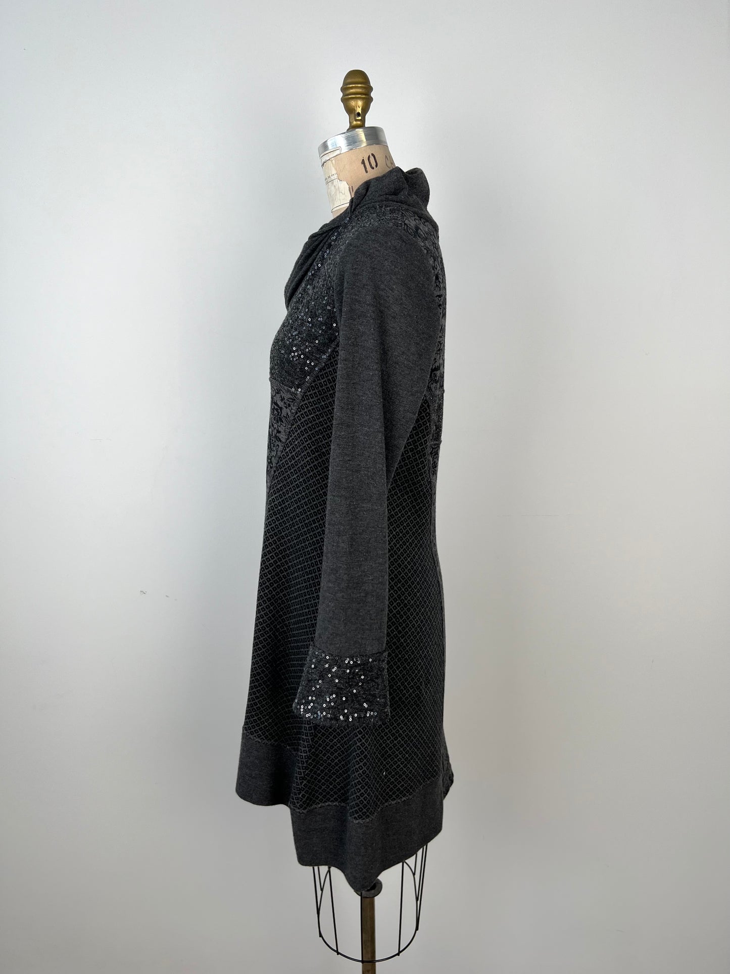 Robe grise asymétrique à jacquard floral et paillettes (14)