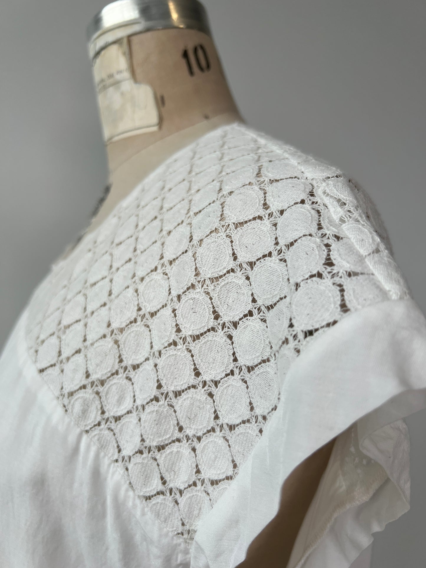 Robe blanche en coton à insertions de dentelle (S/M)