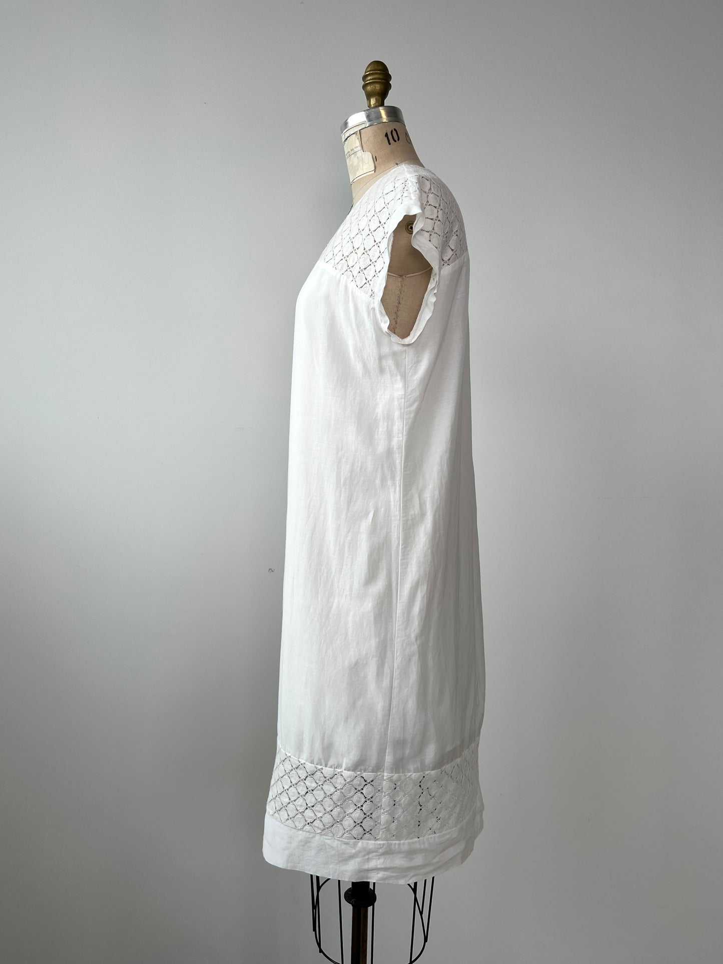 Robe blanche en coton à insertions de dentelle (S/M)