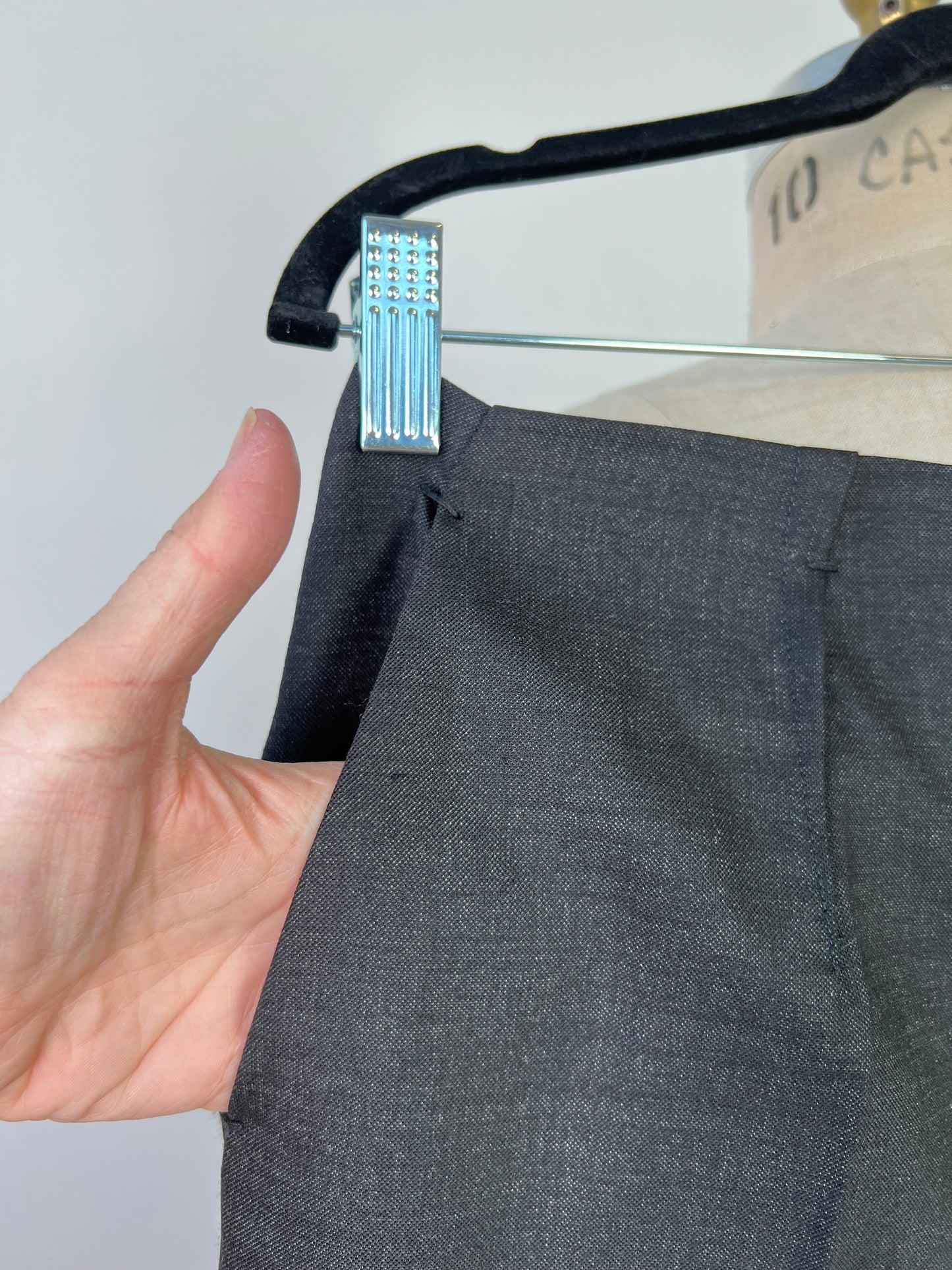 Pantalon minimaliste anthracite en laine vierge extensible (M)