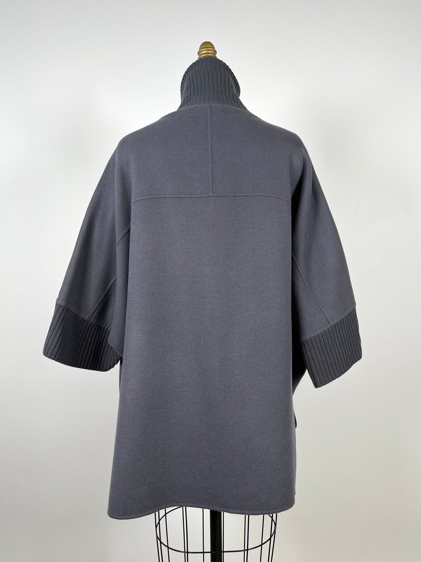Veste cape en feutre de laine vierge gris (12 et 16)