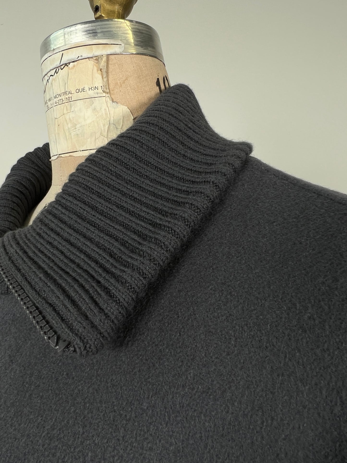Veste cape en feutre de laine vierge gris (12 et 16)