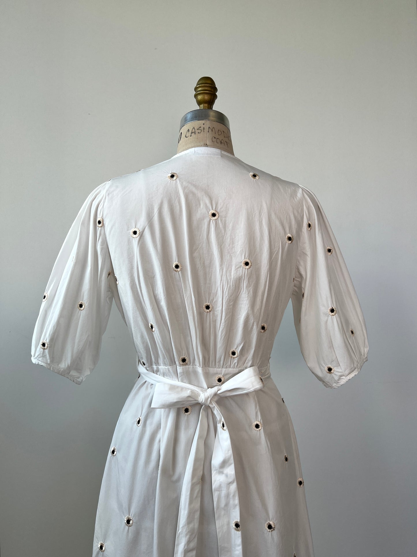 Robe portefeuille blanche à broderies florales  (8)