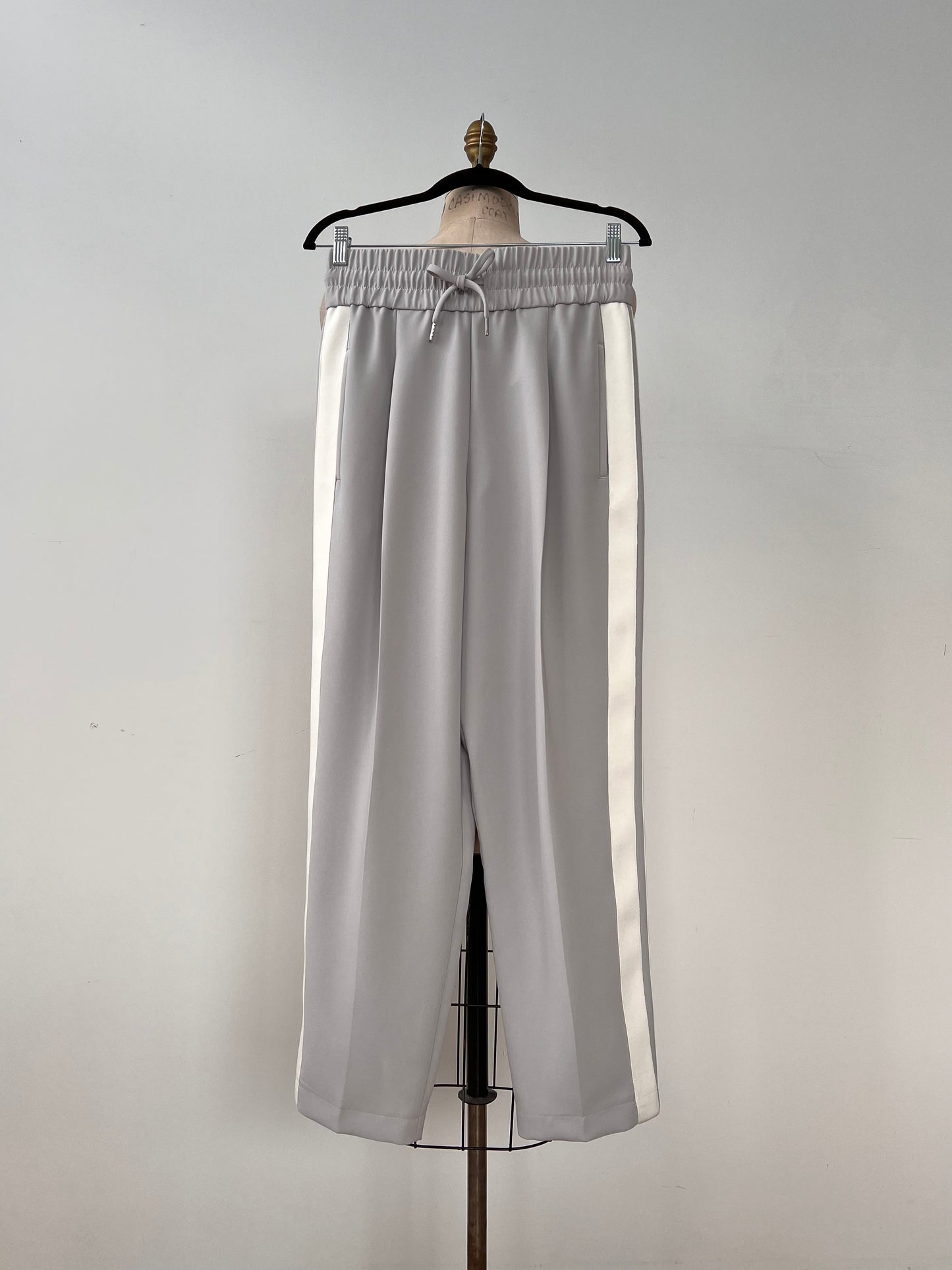 Pantalon jogger gris perle à galons blancs (6)