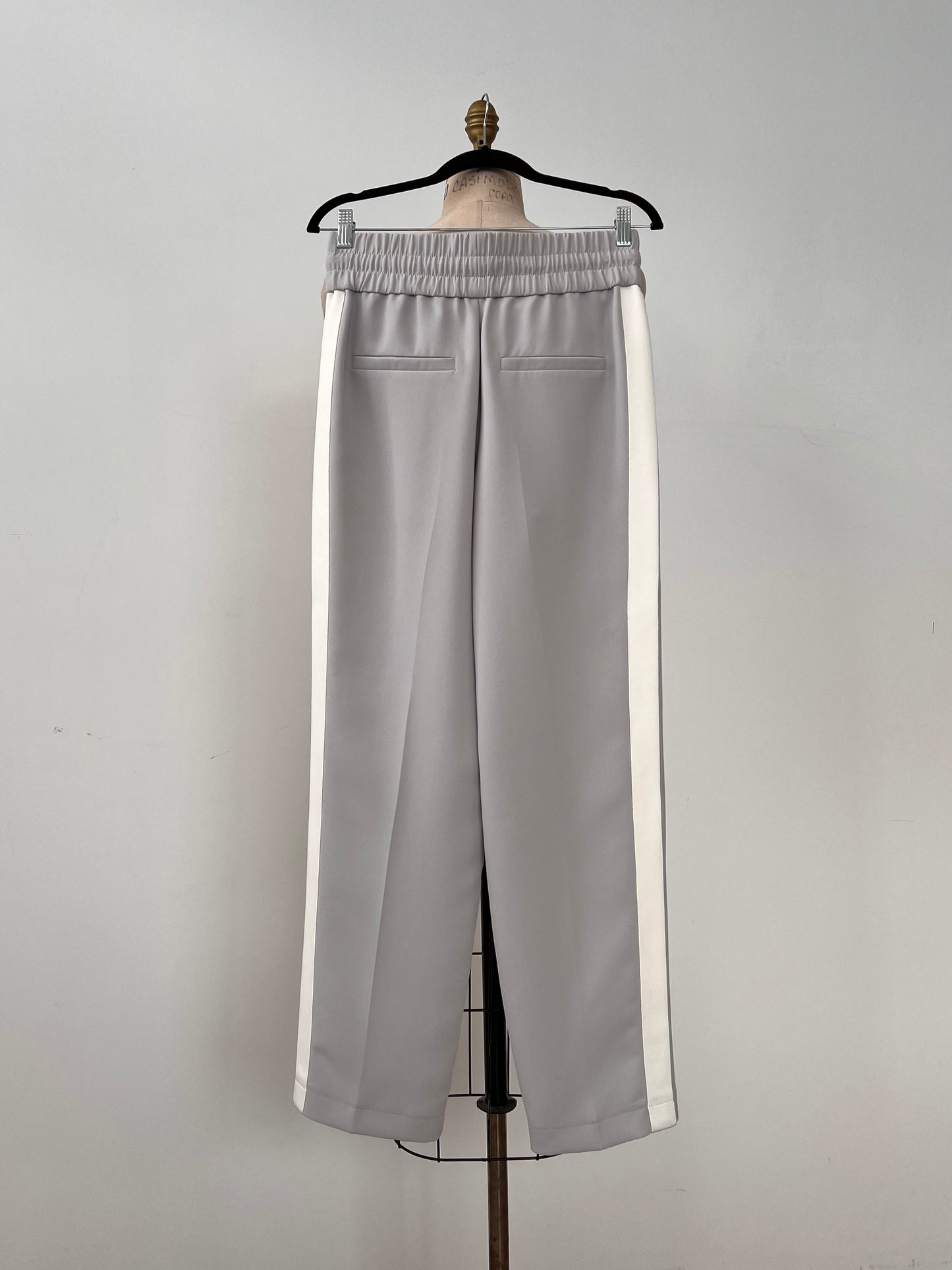 Pantalon jogger gris perle à galons blancs (6)