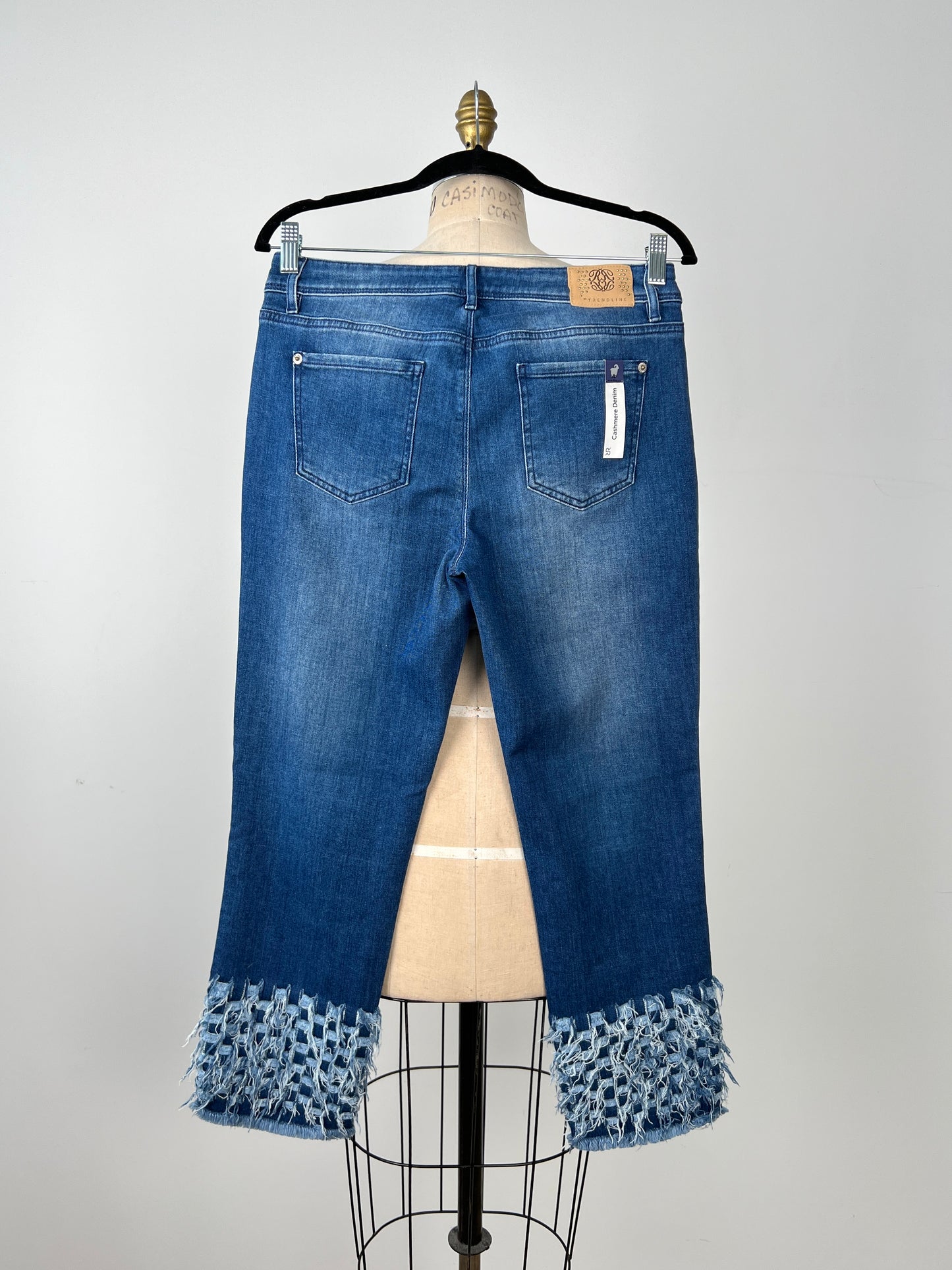 Pantalon en denim bleu à damiers et franges (8)