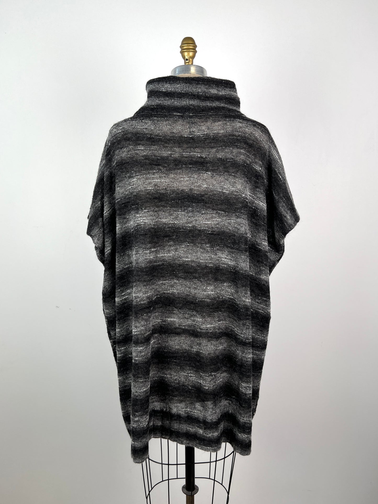 Poncho à col roulé en tricot noir à rayures anthracite chinées (TU)