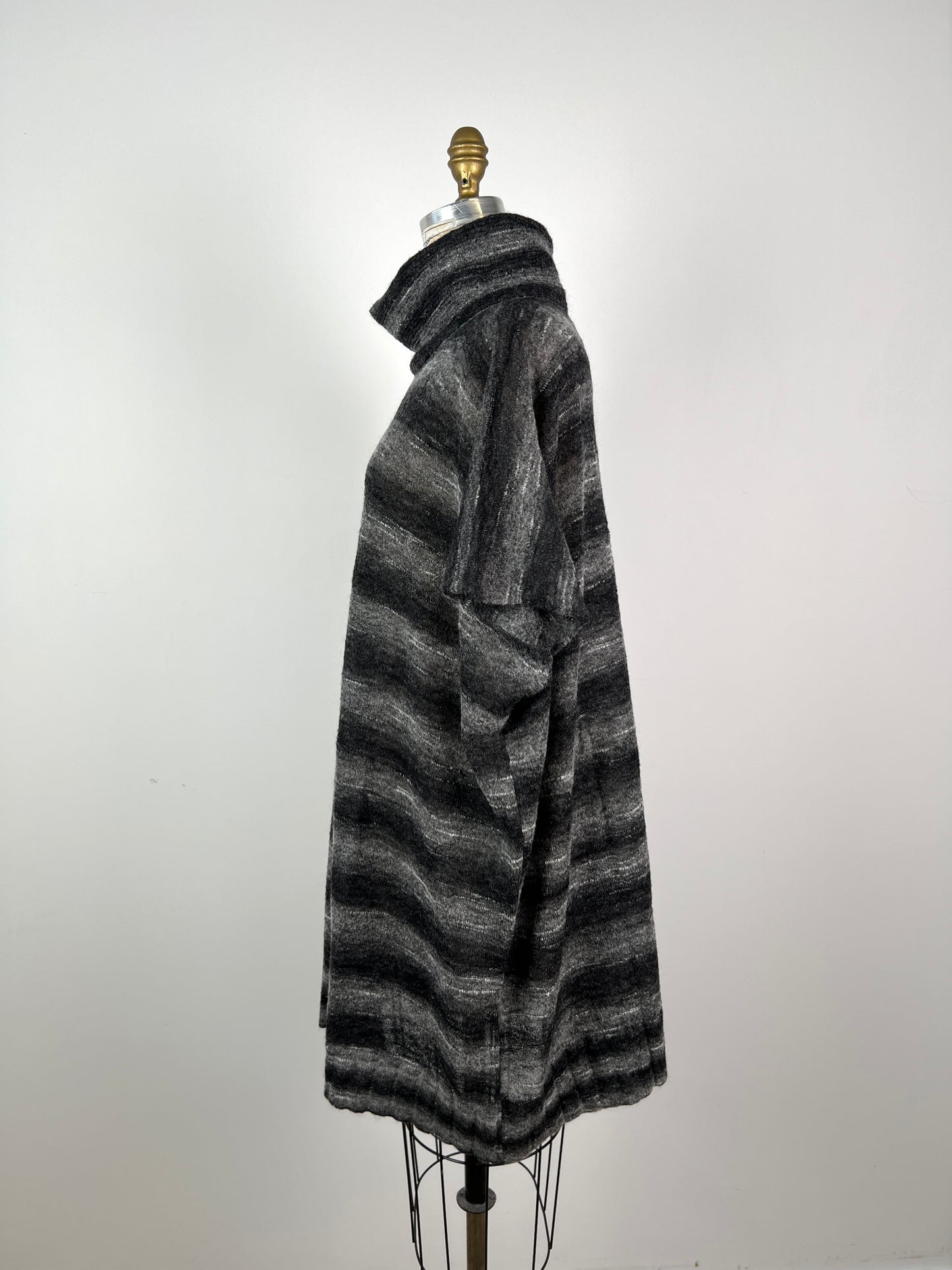 Poncho à col roulé en tricot noir à rayures anthracite chinées (TU)