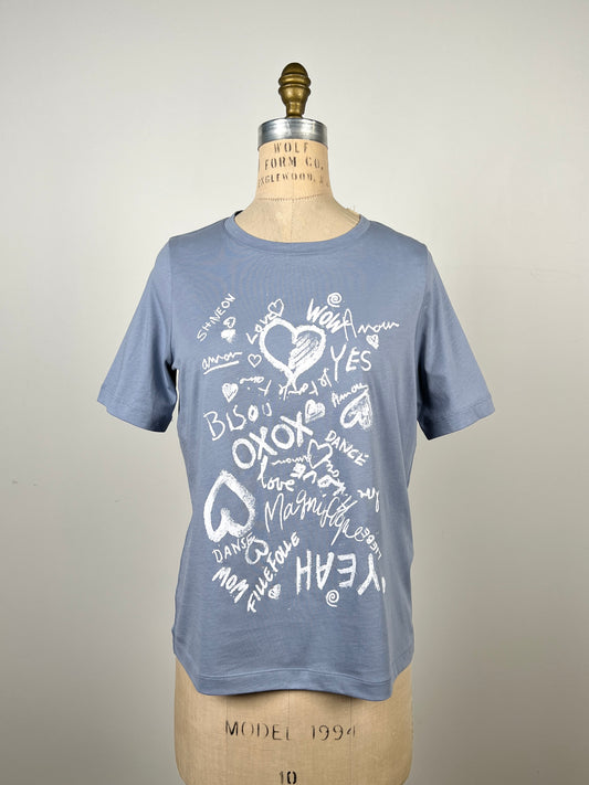 T-shirt bleu à imprimé coeurs et graffitis (6)