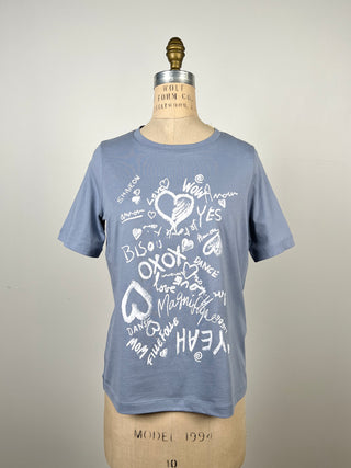 T-shirt bleu à imprimé coeurs et graffitis (6)