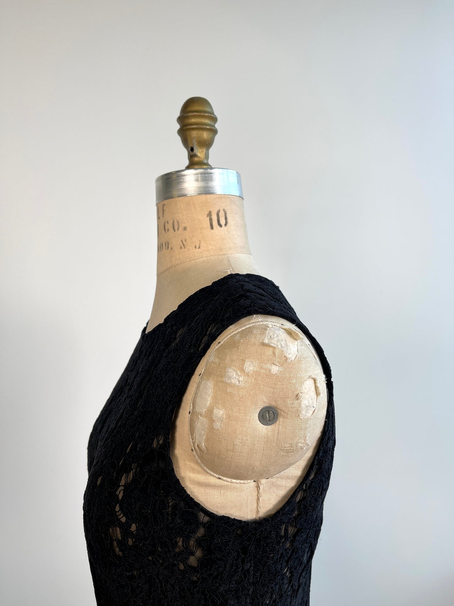 Robe noire en dentelle de velours et tricot tartan texturé (4)
