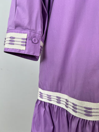 Robe mauve à volant et passementeries (6)