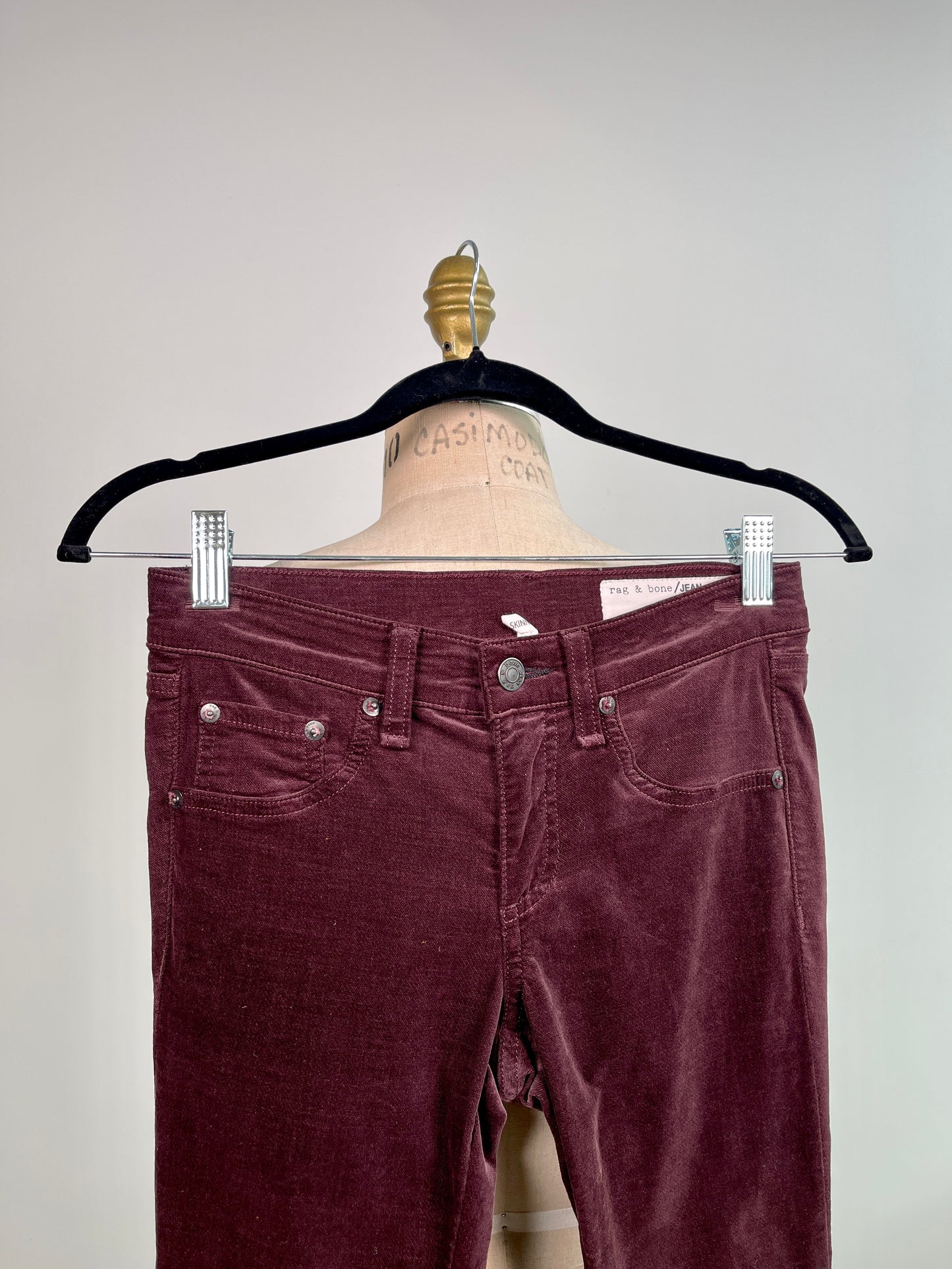 Pantalon skinny en velours aubergine (XS)