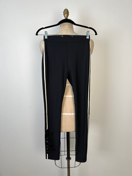Pantalon legging noir à broderie florale et galons métallisés (2)
