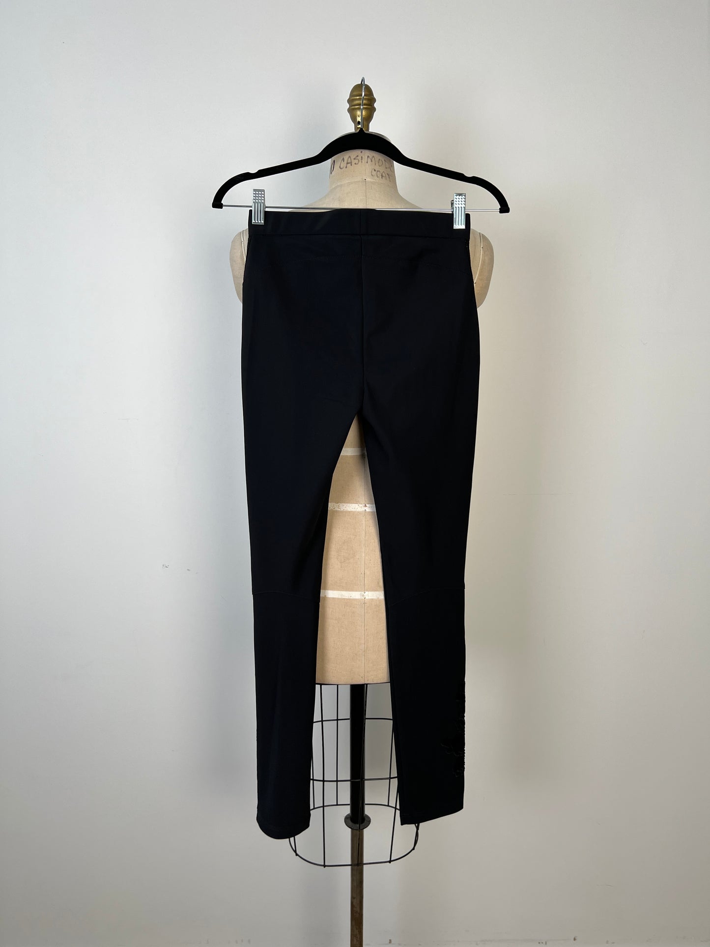 Pantalon legging noir à broderie florale et galons métallisés (2)