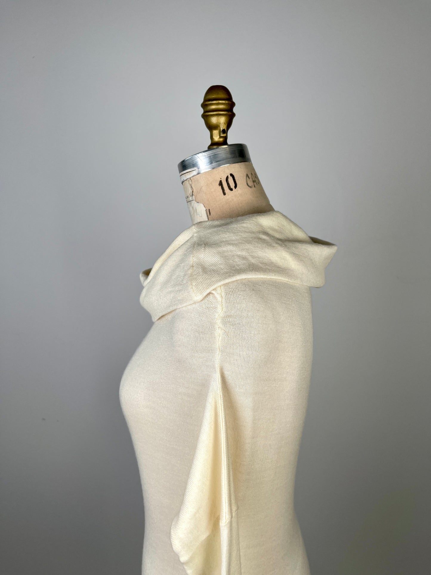Chandail en tricot crème à encolure échancrée asymétrique (XS)