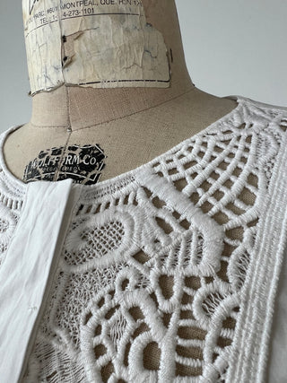 Blouse en coton blanc à plastron broderies (XS)