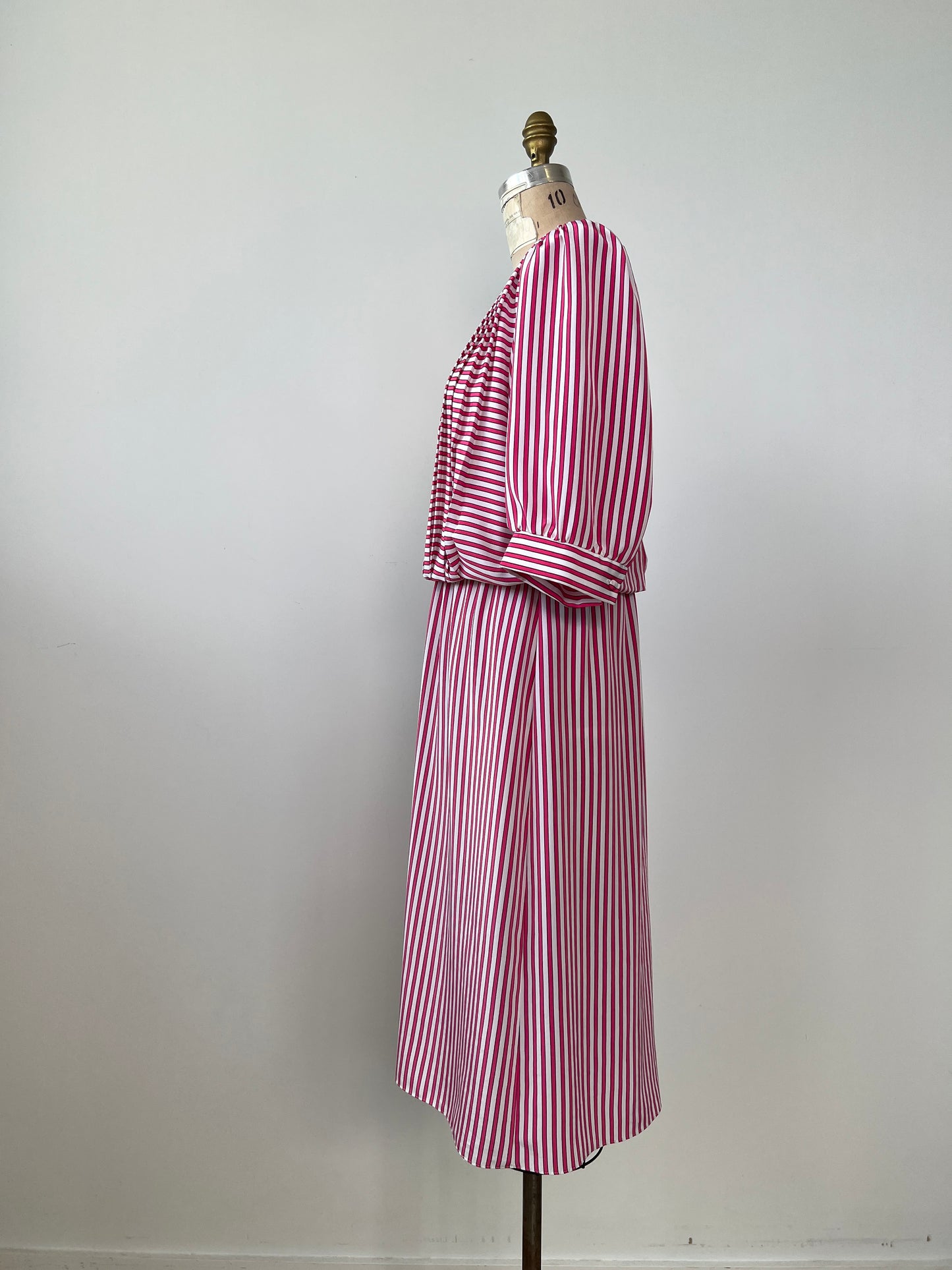 Robe blousée plissée à rayures blanc et rose bonbon (M)
