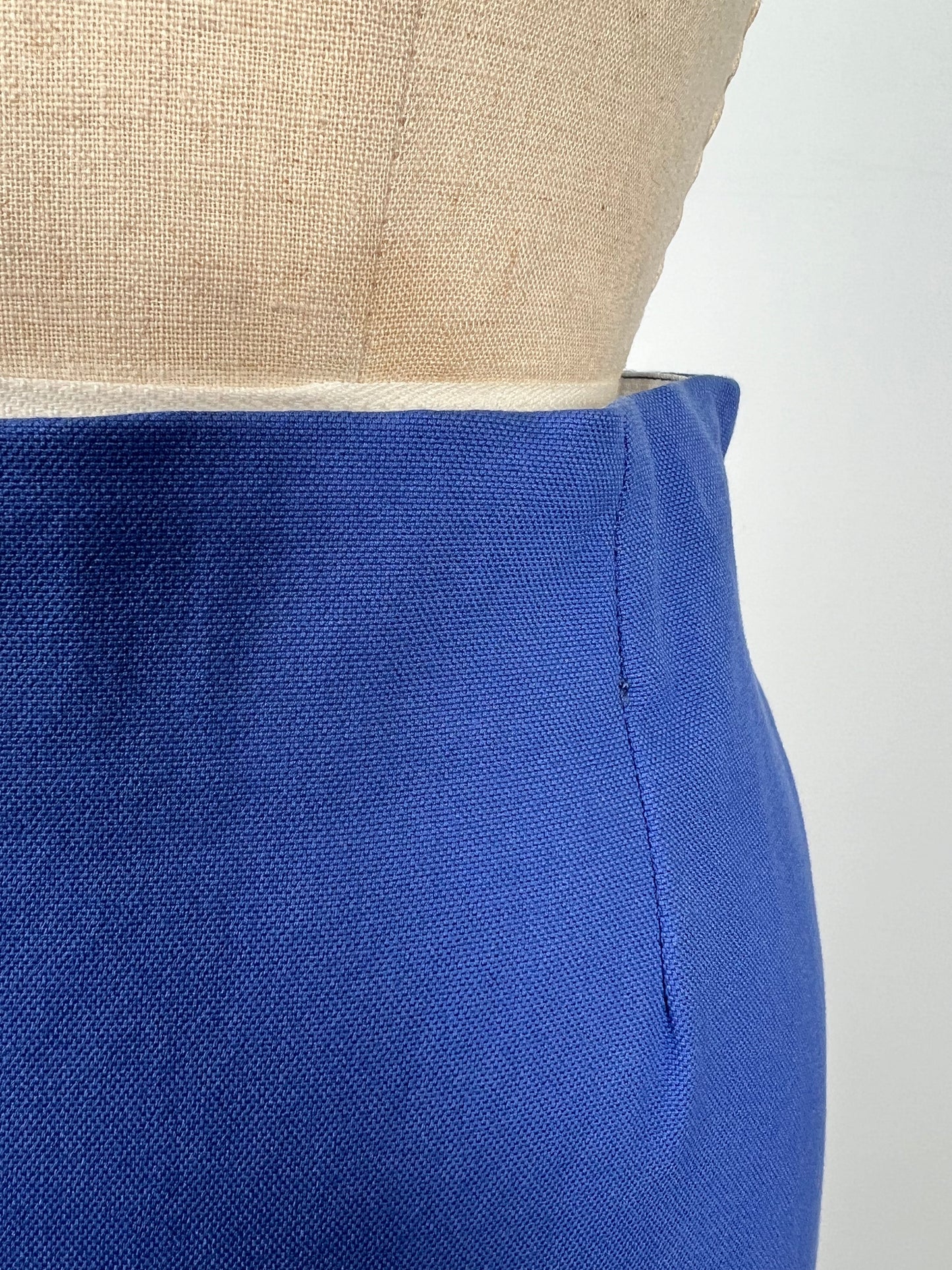 Jupe droite en coton surpiqué bleu lavande (4+6)