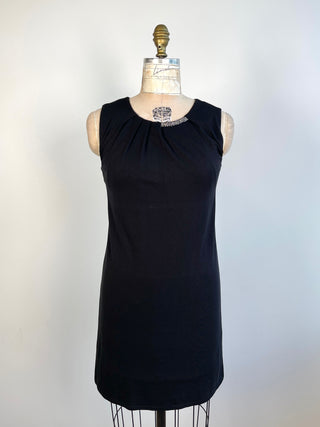 Robe noire à col bijoux (4/6)