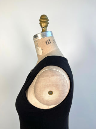 Robe noire à col bijoux (4/6)