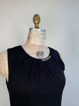 Robe noire à col bijoux (4/6)