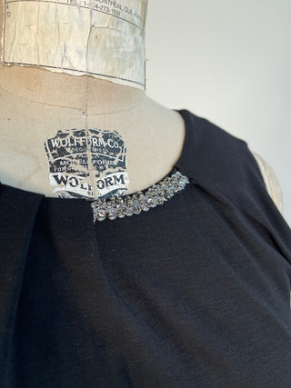 Robe noire à col bijoux (4/6)