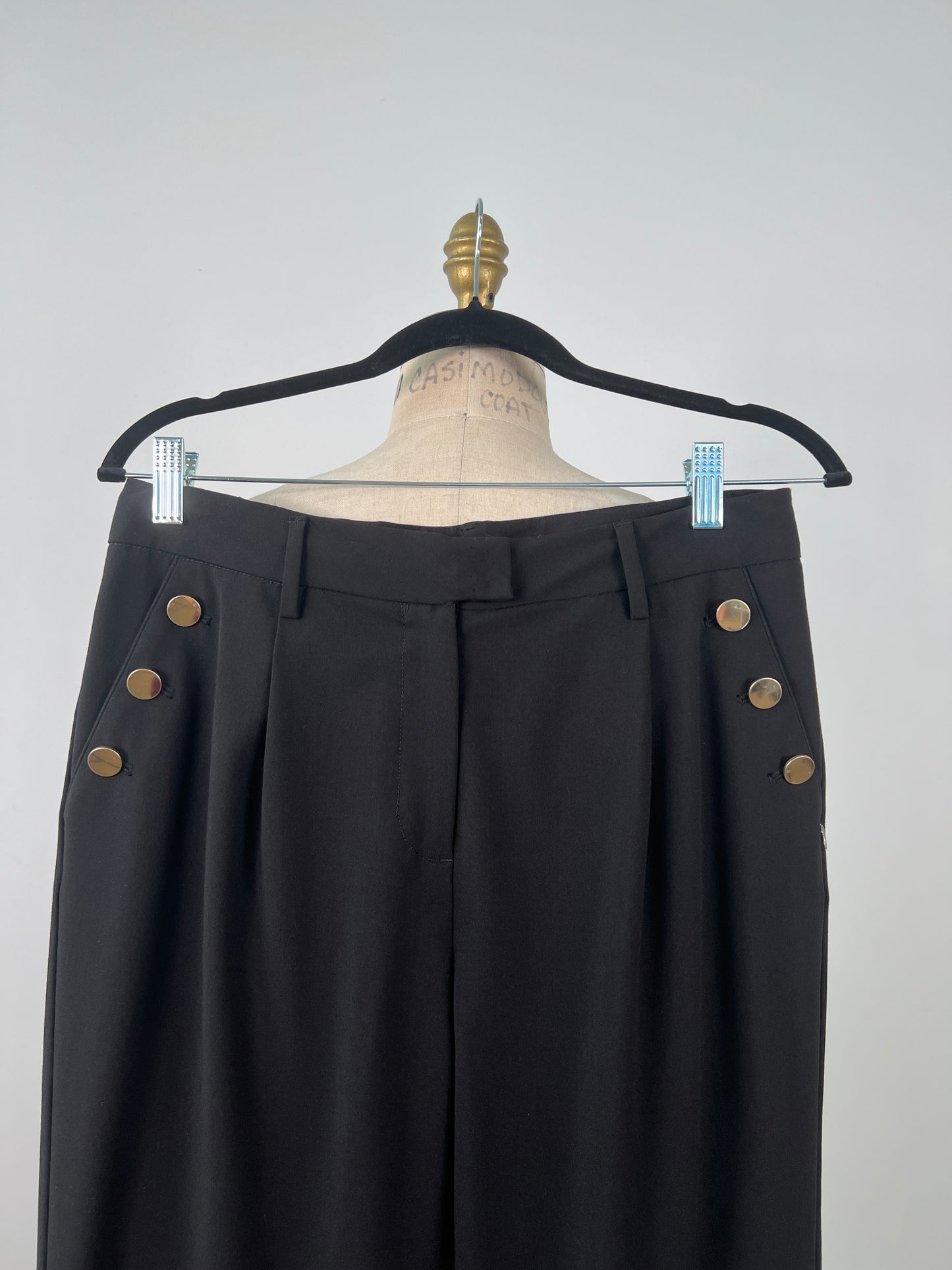 Pantalon noir à coupe droite à boutons décoratifs (6)