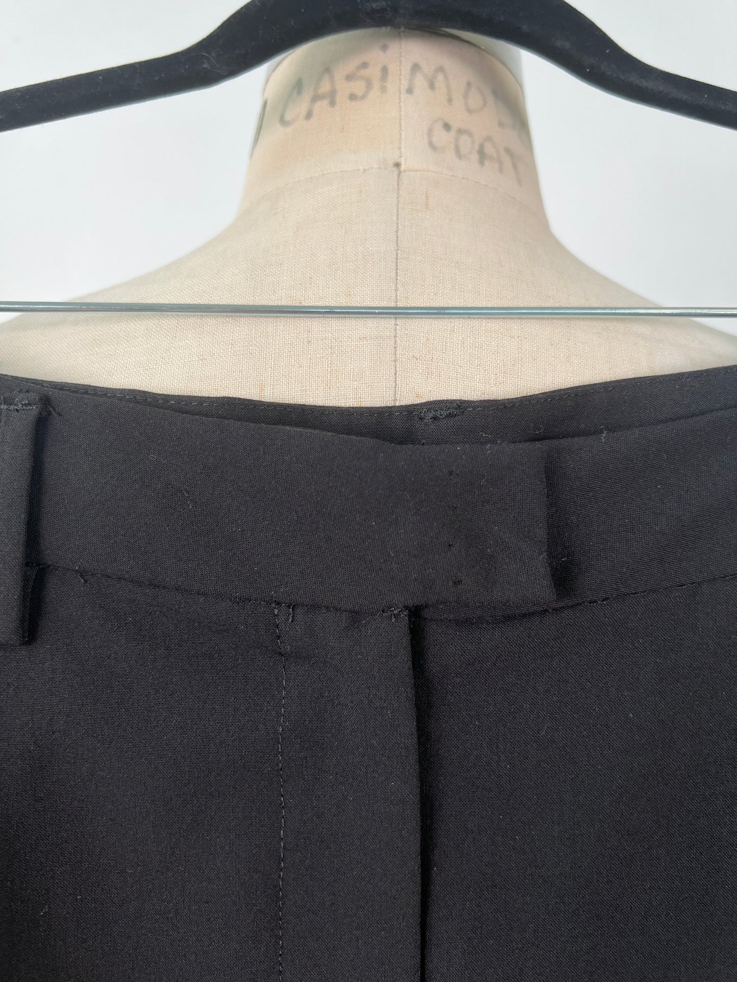 Pantalon noir à coupe droite à boutons décoratifs (6)