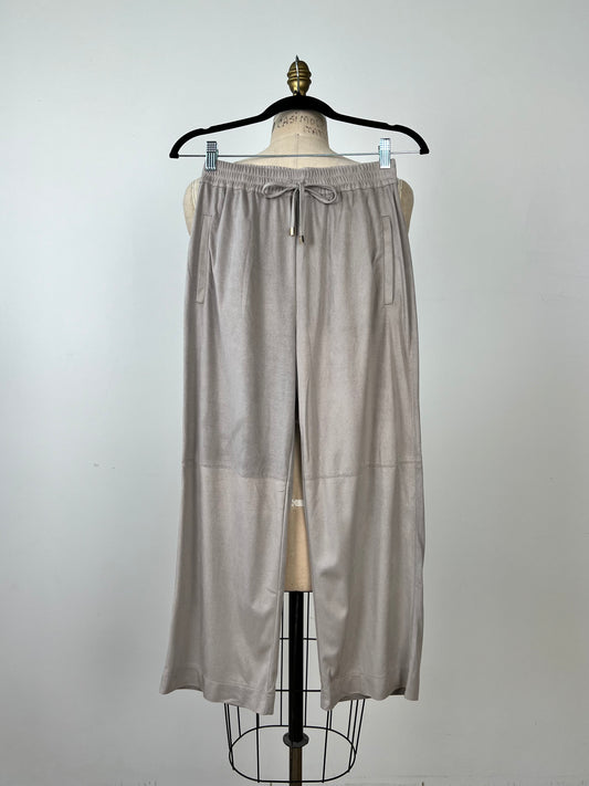 Pantalon mou chic écourté en faux suède gris (2 à 6)