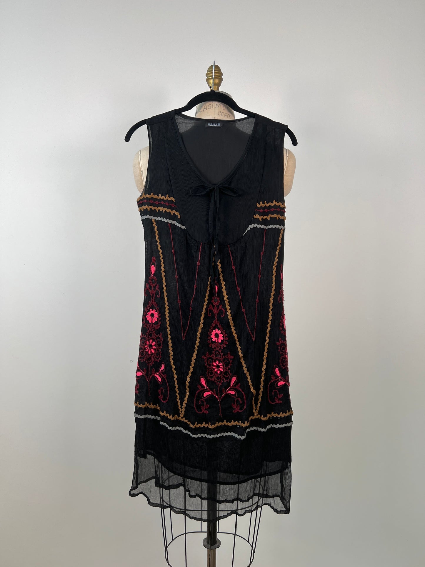 Robe noire en soie à broderies colorées et paillettes (XXS/XS)