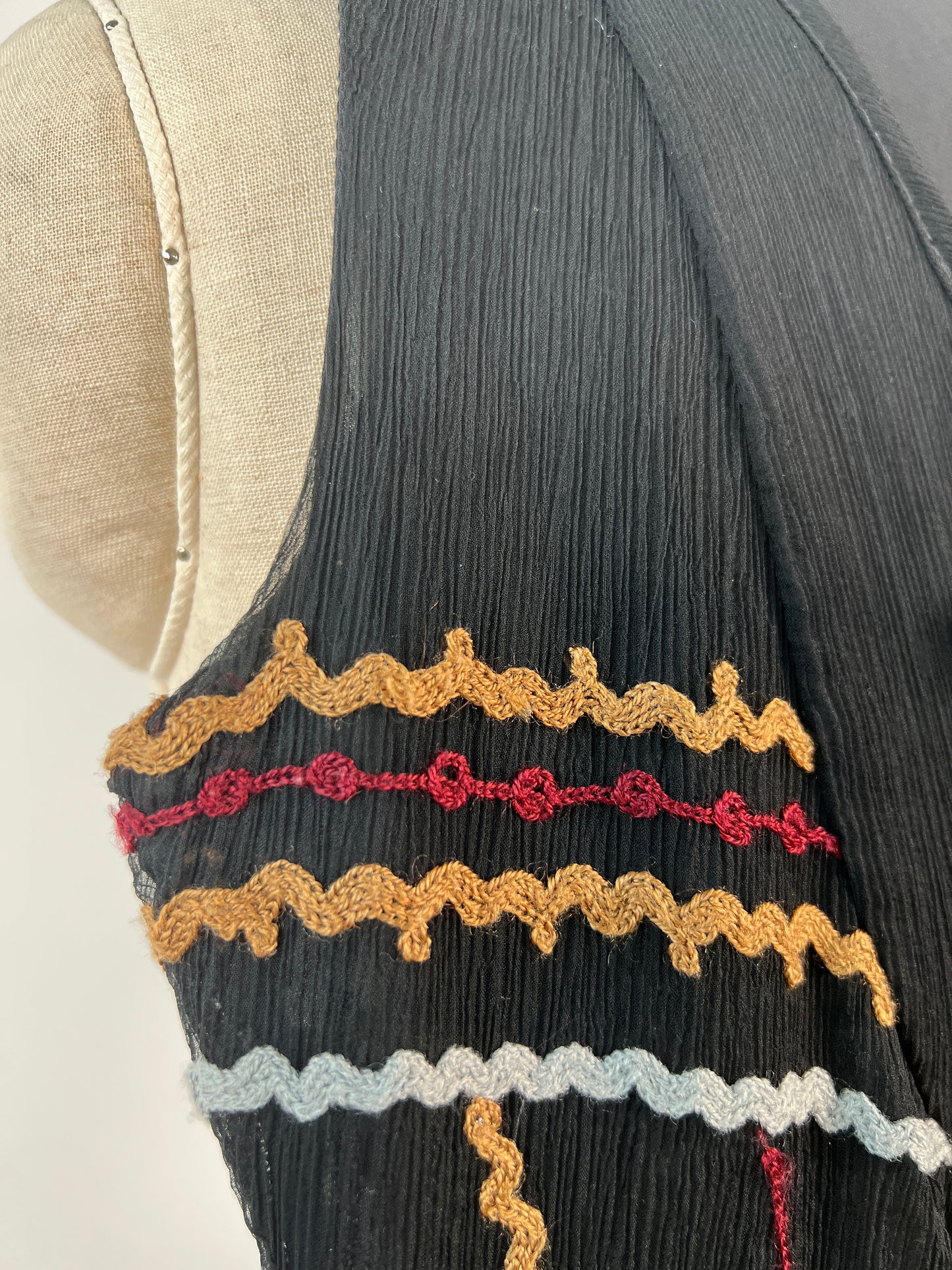 Robe noire en soie à broderies colorées et paillettes (XXS/XS)