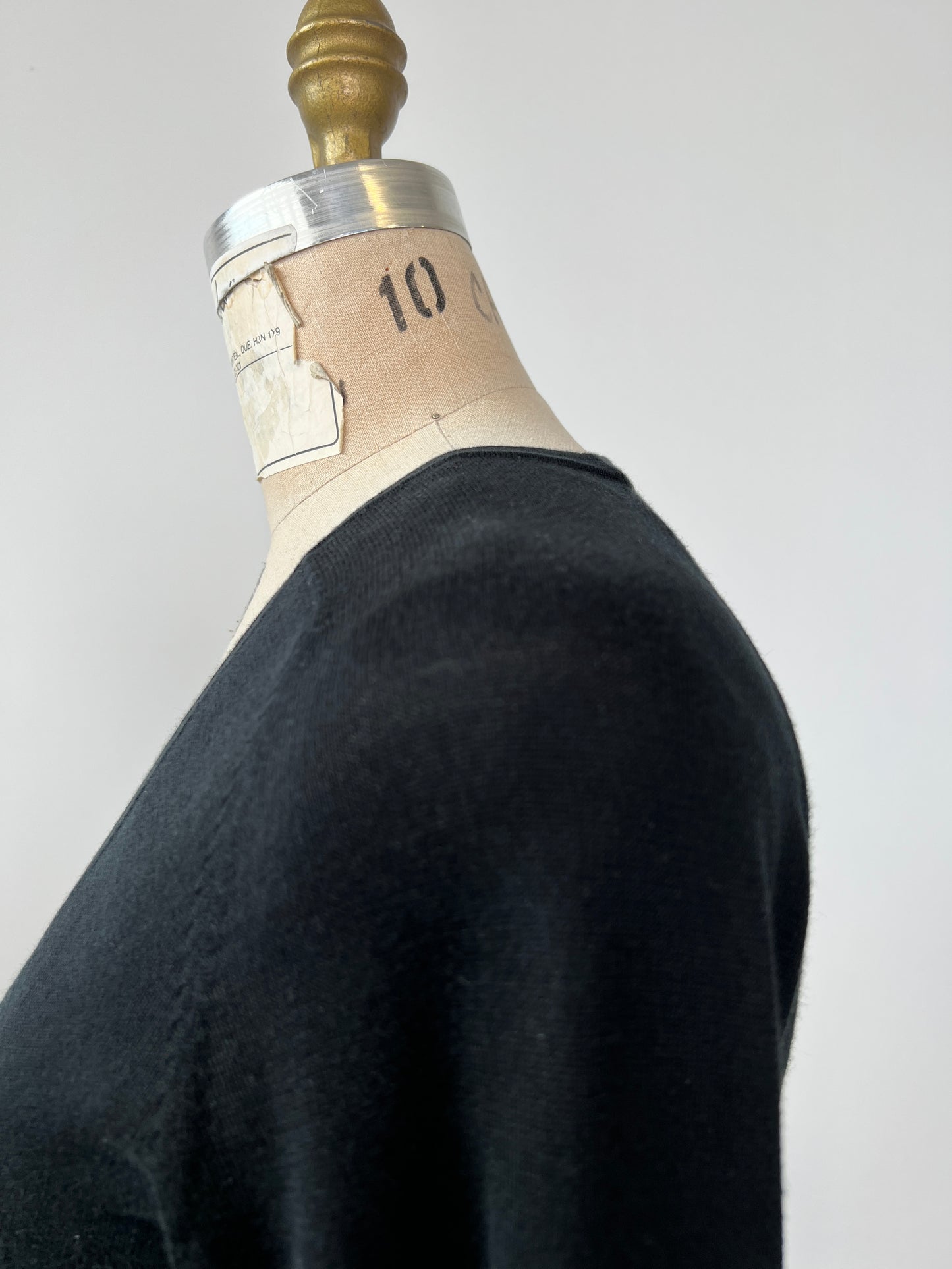 Chandail noir à décolleté arrondi en tricot ultra doux (M)
