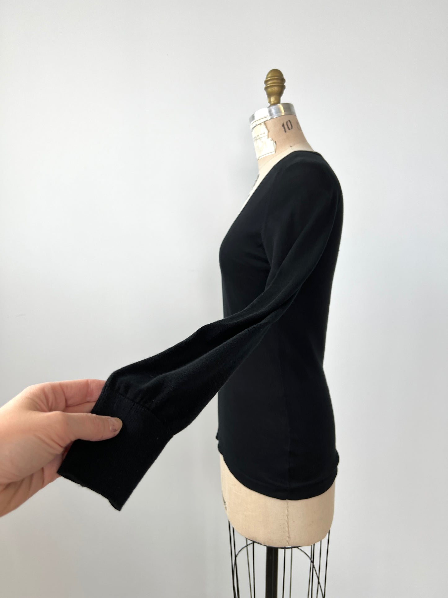 Chandail noir à décolleté arrondi en tricot ultra doux (M)