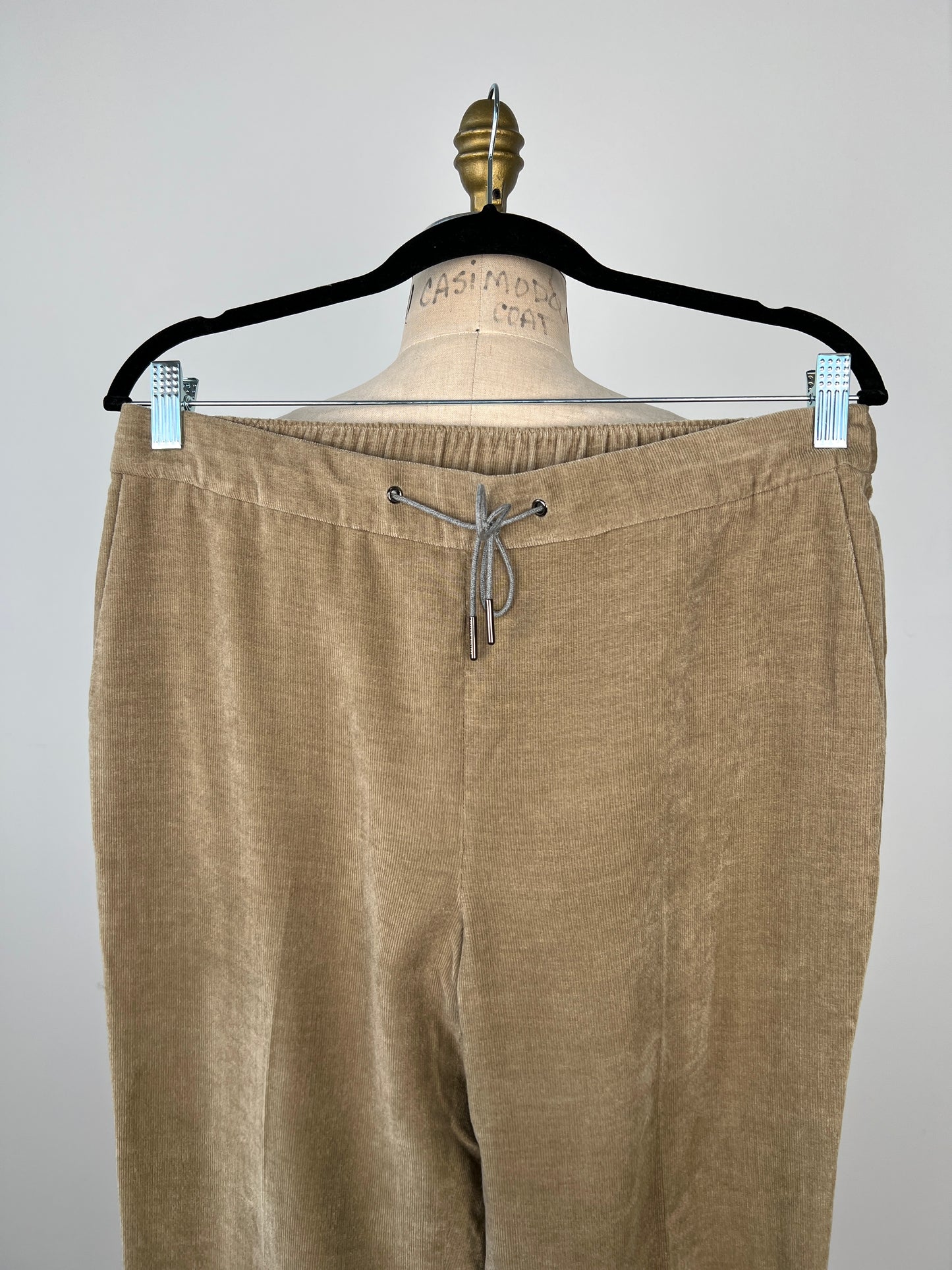 Pantalon d'aisance en velours soyeux sable (8)